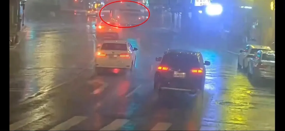 台北鬧區公車衝撞轎車，公車司機命危搶救當中。（圖／翻攝畫面）