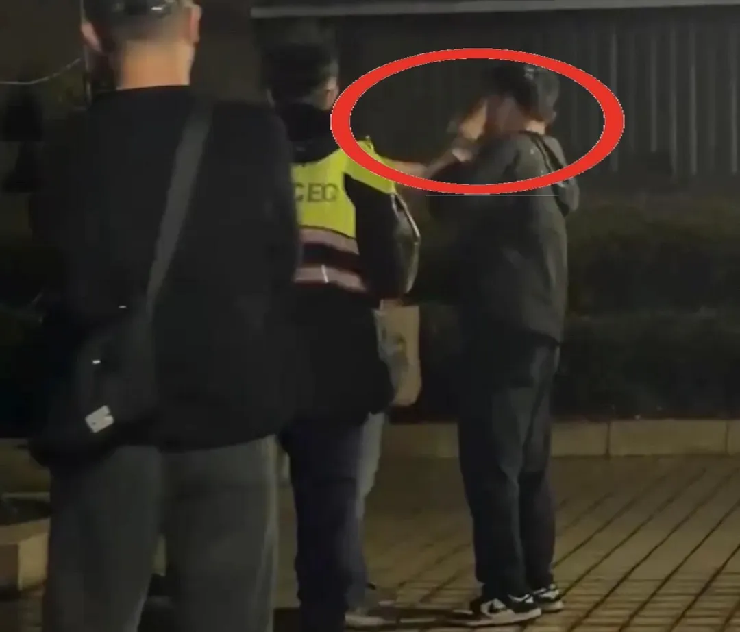 陳姓女租霸當著警察的面，賞林姓代管人員巴掌（紅圈處）。（圖／翻攝畫面）