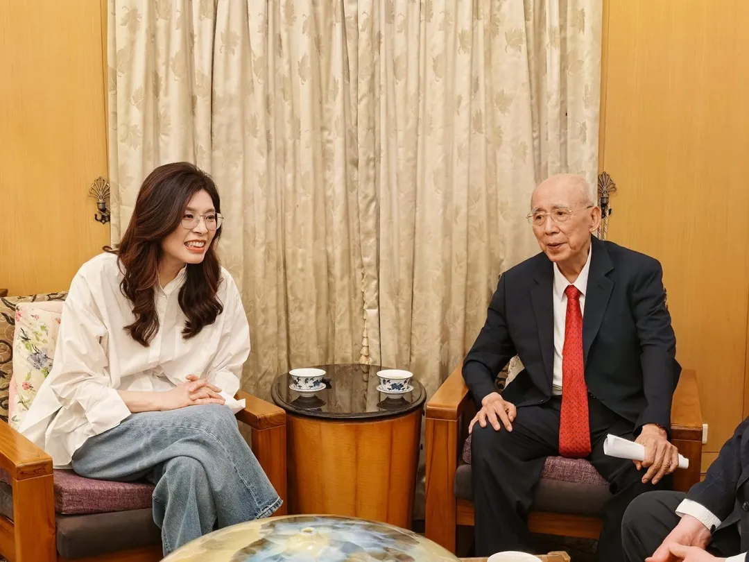 國民黨主席鄭麗文訪問大陸前,向前主席吳伯雄請益。(翻攝自鄭麗文臉書)