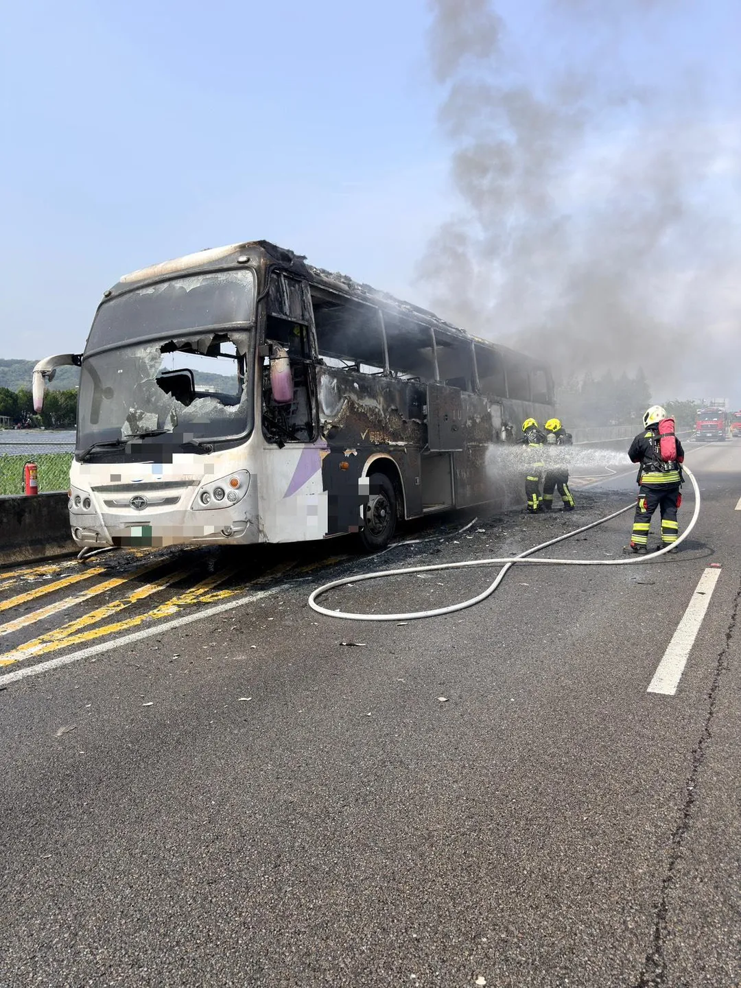 火燒遊覽車現場。（圖／記者爆料網）