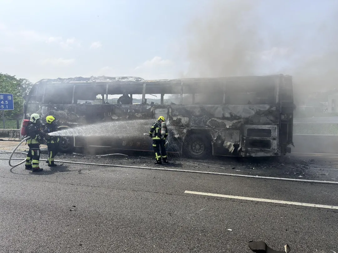 火燒遊覽車現場。（圖／記者爆料網）