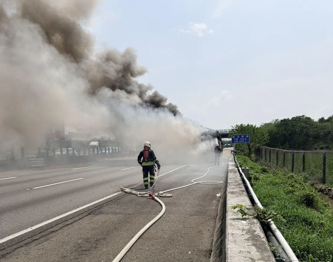火燒遊覽車現場。（圖／記者爆料網）