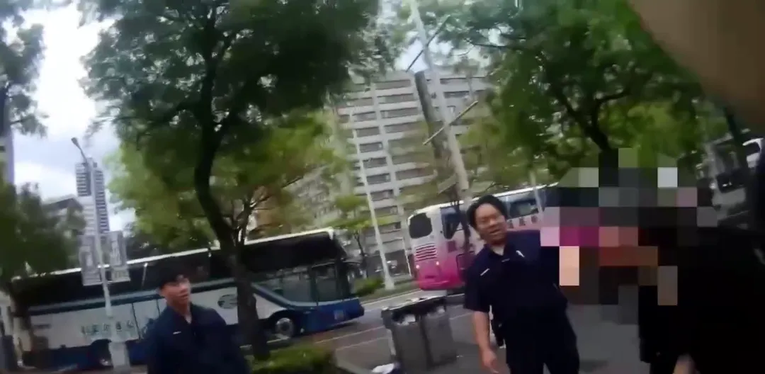 警方到場後先安撫廖姓男子，但男子情緒依舊激動，警方隨即進行管束。（圖／警方提供）