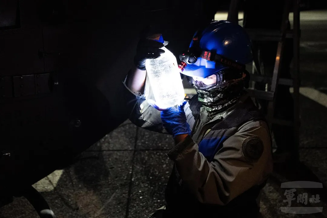 地勤官兵直升機燃油化驗作業。(圖/軍聞社)