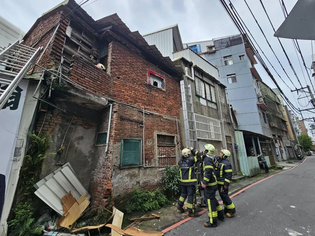 土城老屋屋頂坍塌壓人,30多歲男子受困獲救意識清醒。(圖/民眾提供)