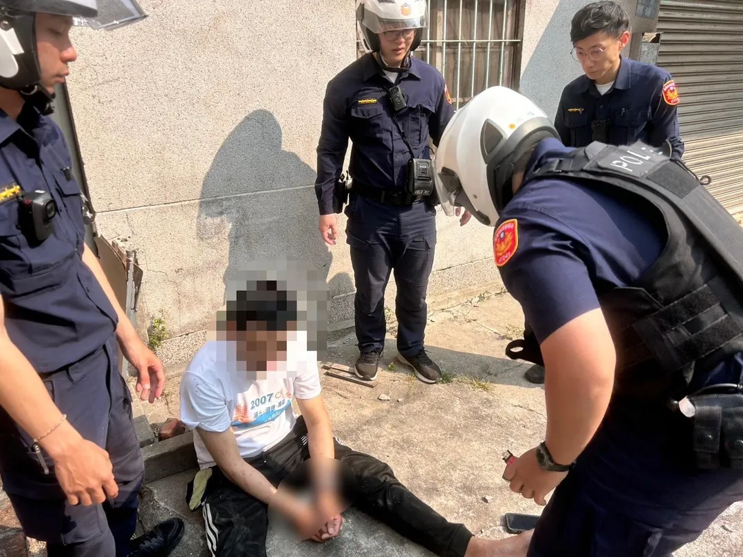 一名具毒品通緝身分的36歲張姓男子被巡邏員警識破，沿途闖紅燈等多項違規拚命逃竄，最終意外失足卡進防火巷動彈不得，遭警方當場逮獲。（圖／警方提供）