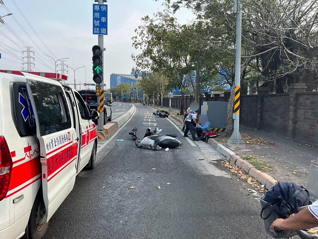 對於外界質疑，警方今（5）日初步研判現場液體為水痕，然而外界認為，僅憑水痕難以解釋4輛機車接連失控自摔的情況。（圖／警方提供）