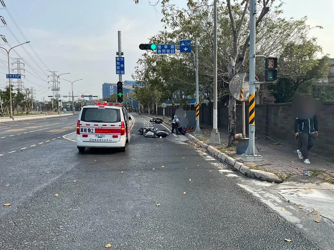 傷者親友指出事故路段地板存有大量不明液體，摔車時還有油感，可能不是普通的積水。（圖／警方提供）
