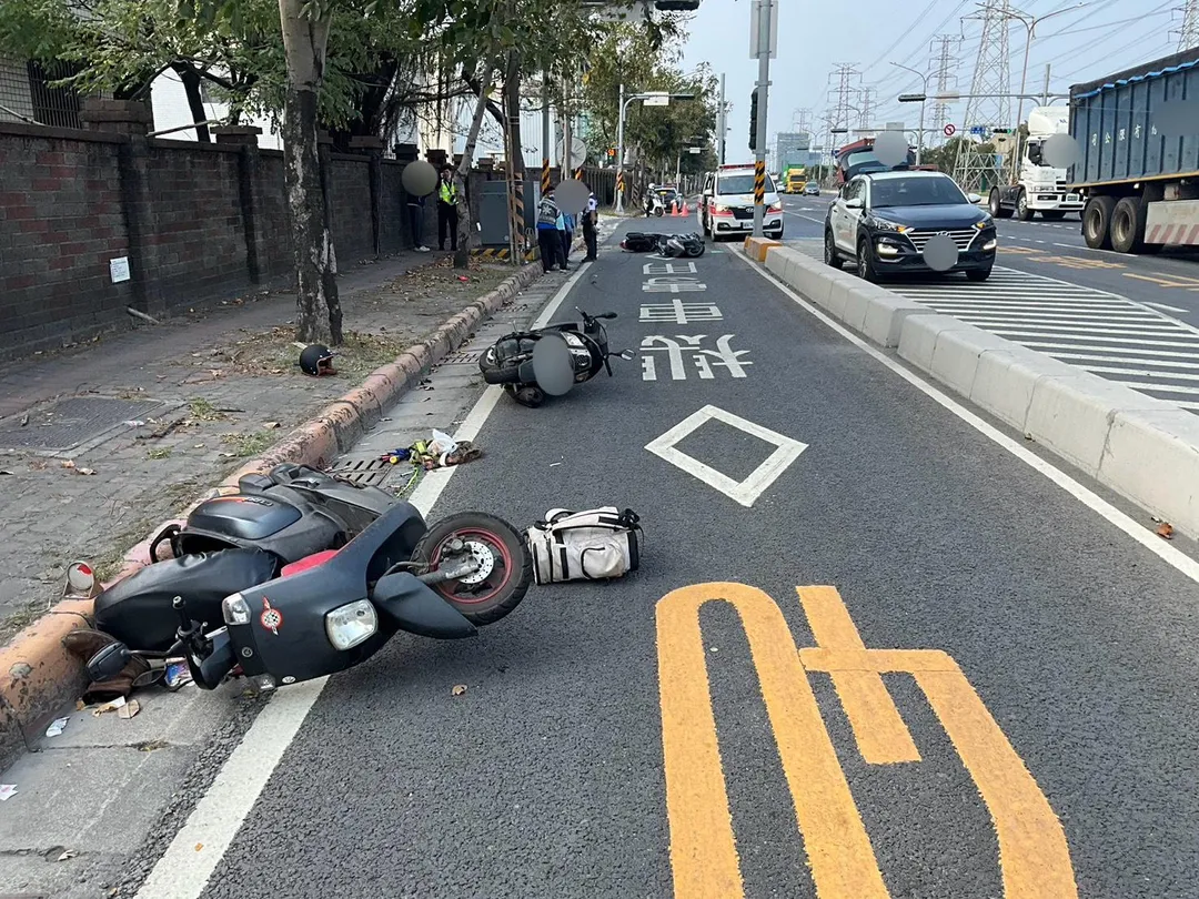 高雄市小港區沿海三路環球水泥廠前，4月1日上午發生4輛機車連環自摔事故，造成5人受傷，其中1人重傷昏迷。（圖／警方提供）