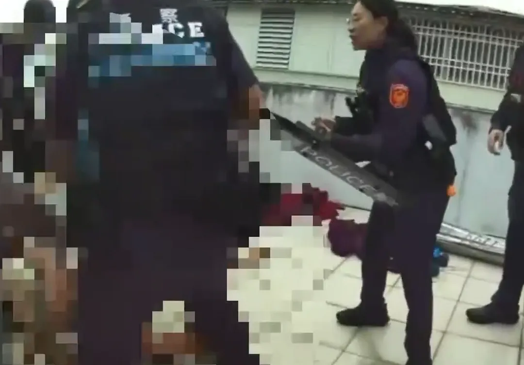 警方手持盾牌、月牙叉攻堅，並動用辣椒水及電擊槍，在廁所內將嫌犯壓制逮捕。（圖／警方提供）