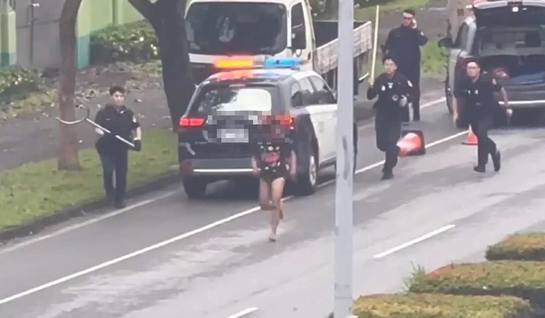 一名46歲泰籍男移工於5日清晨5時許持水果刀闖入花蓮縣康樂地區一間便利超商，搶走2根熱狗後沿台九線逃逸，還沿途持刀追趕路人。（圖／中天新聞）