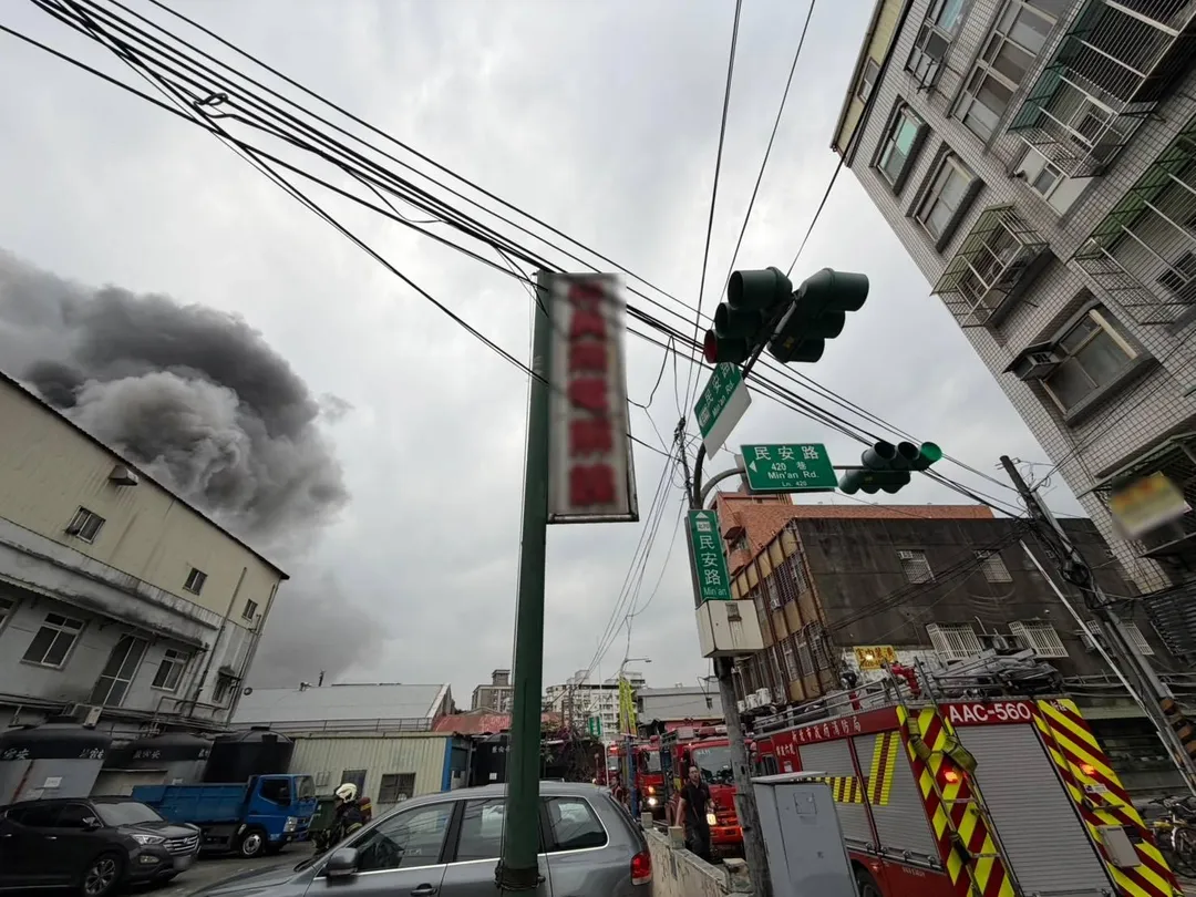 新莊區工廠三樓鐵皮加蓋起火，消防出動76人控制火勢。（圖／新北消防局提供）