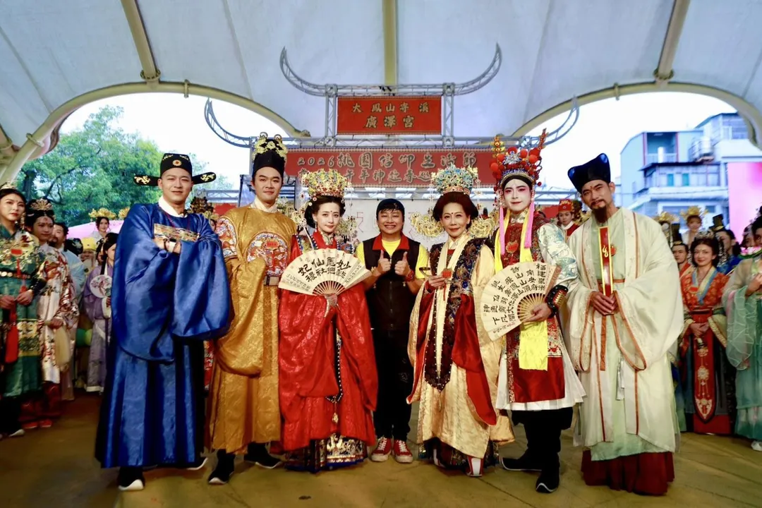 草爺（左起）、柯大堡、本本、賴銘偉、郎祖筠、李吉祥、亮哲4日出席《2026桃園信仰生活節—丙午年神遊春巡嘉年華》活動。（圖／大溪鳳山寺廣澤宮提供）