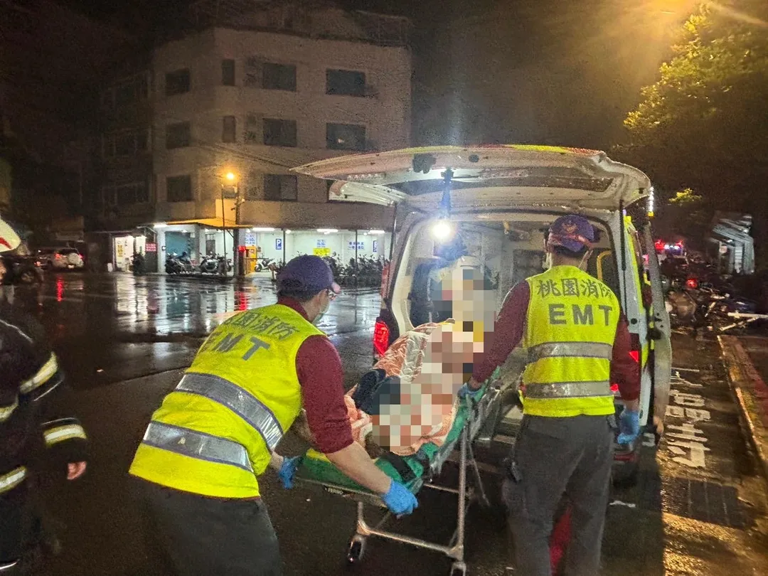 中壢車站一名旅客於站內自行侵入路線後,遭1263次區間車撞及,消防隊救護人員隨即將傷者送往中壢聯新醫院急救。(圖/警方提供)