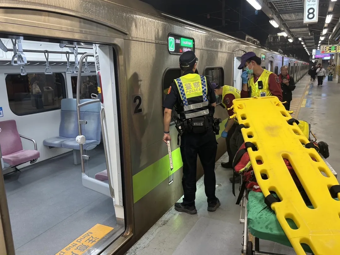 今(5)日晚間10點10分,台鐵中壢車站第一月台8車處發生一起旅客遭列車撞擊事件。(圖/警方提供)
