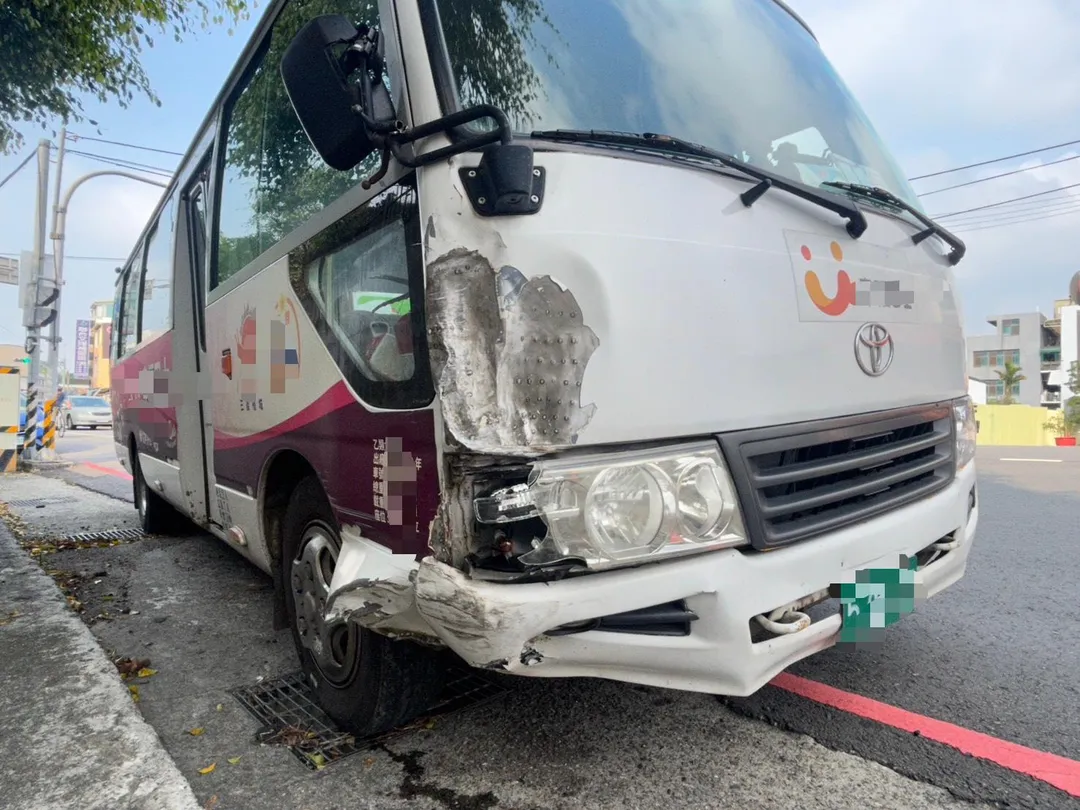 觀光巴士司機撞到自小客車後肇逃。（圖／翻攝畫面，下同）