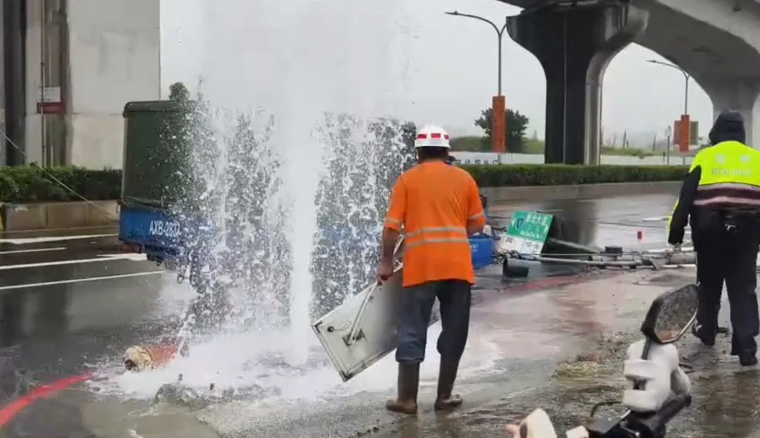 聯結車撞斷消防栓，水柱狂噴。（圖／翻攝畫面）