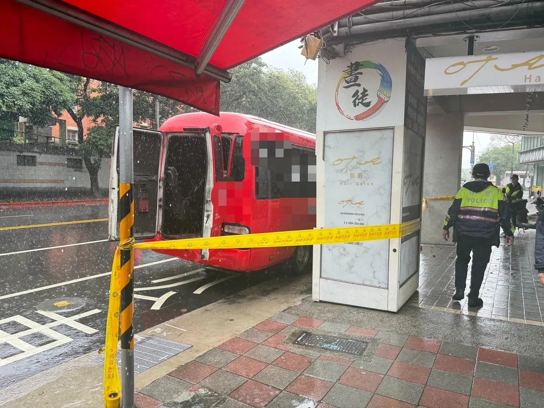 火勢撲滅後,警方拉起封鎖線。(圖/翻攝畫面)