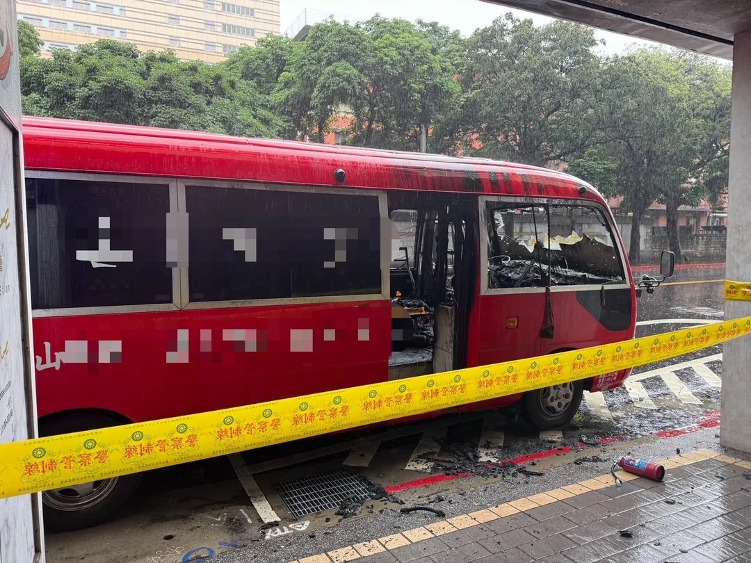 一輛「台北車站-陽明山-金山」路線的中型巴士在駕駛離開廁所後起火。(圖/翻攝畫面)