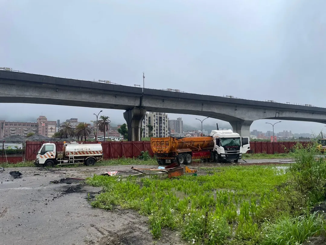 聯結車衝進工地折甘蔗，兩名男女保全也受傷。（圖／翻攝畫面）