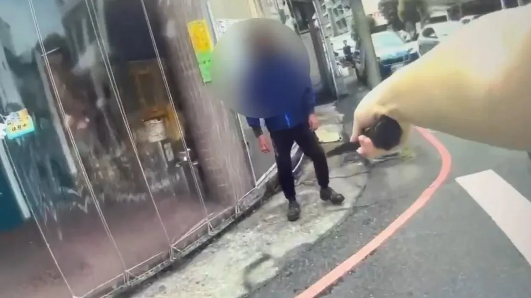 警方上前壓制。（圖／翻攝畫面）