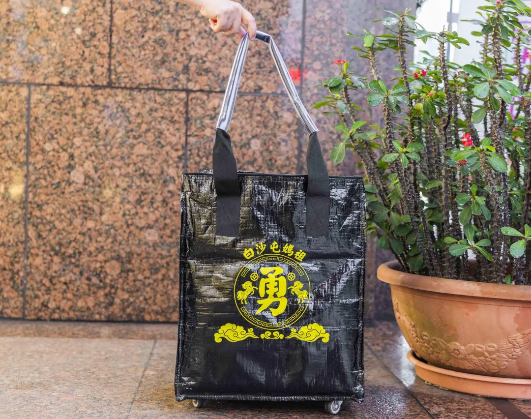獨家設計白沙屯媽祖授權款,50L大容量,比登機箱還能裝。(圖/7-ELEVEN提供)