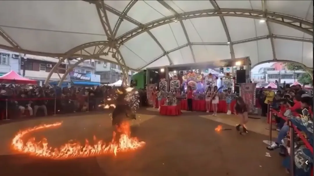 火勢最猛烈的數秒內，畫面中未見任何工作人員持滅火設備衝出，也無觀眾上前協助，女舞者似乎在數百人面前孤立無援地掙扎。（圖／翻攝自爆料公社）
