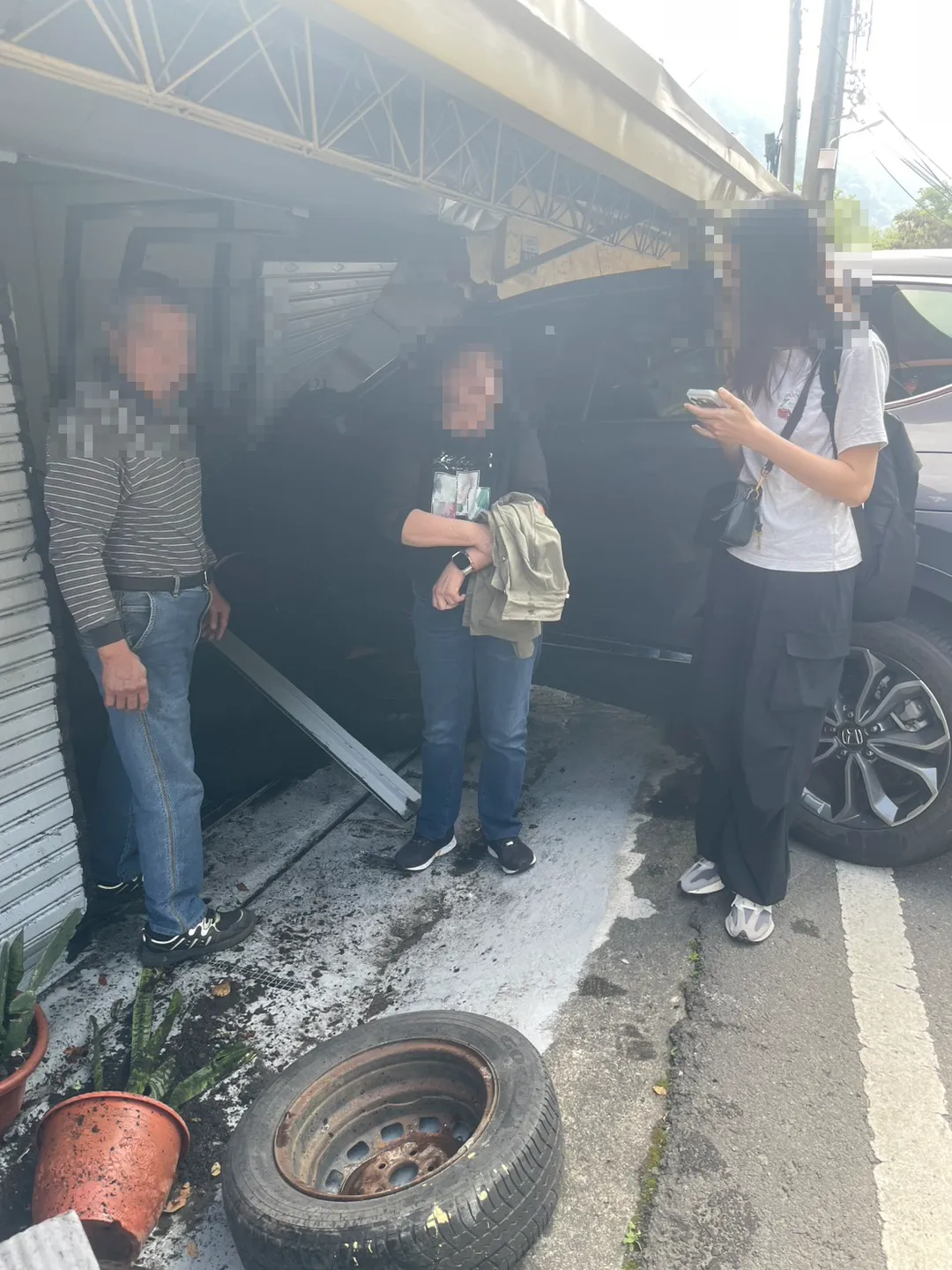 民宅住戶詹男（49歲）與賴女（45歲）當時身處屋內看電視，車子突然衝進屋內，事故發生後兩人身體多處輕微擦傷。（圖／警方提供）