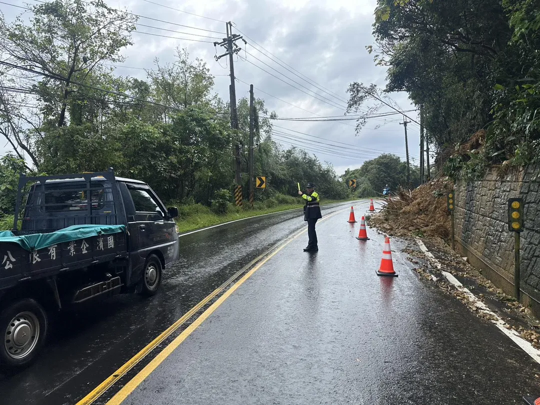 受大雨影響，桃園龜山區大坑路3段往林口方向今天上午7時許發生邊坡土石滑落與路樹倒塌。（圖／翻攝畫面）