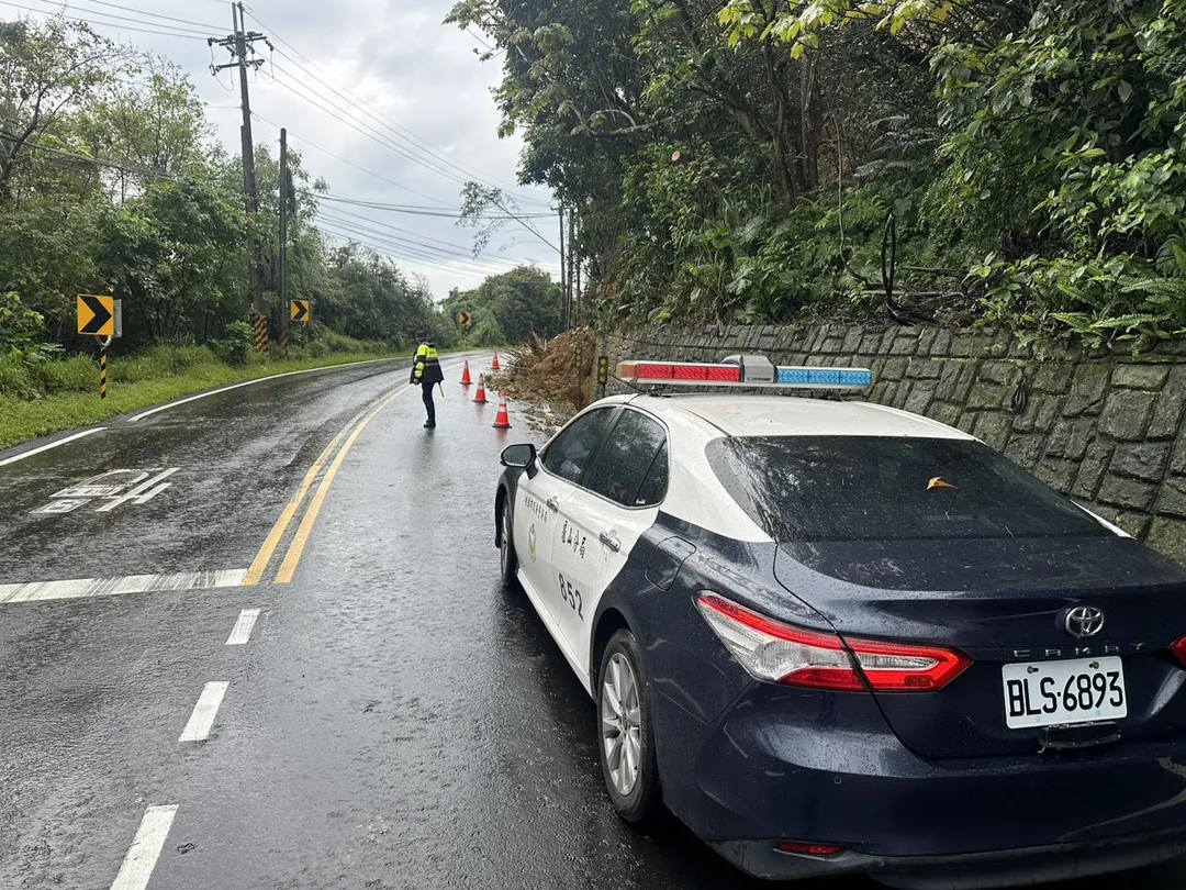 受大雨影響，桃園龜山區大坑路3段往林口方向今天上午7時許發生邊坡土石滑落與路樹倒塌。（圖／翻攝畫面）