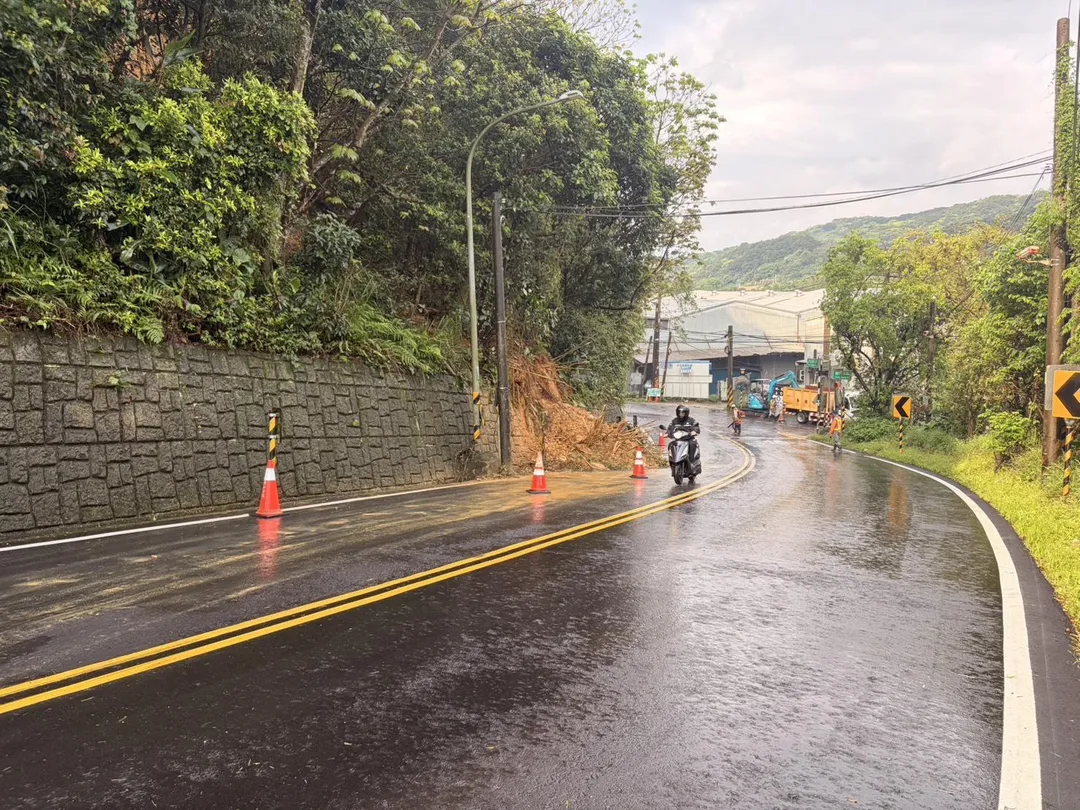 受大雨影響，桃園龜山區大坑路3段往林口方向今天上午7時許發生邊坡土石滑落與路樹倒塌。（圖／翻攝畫面）