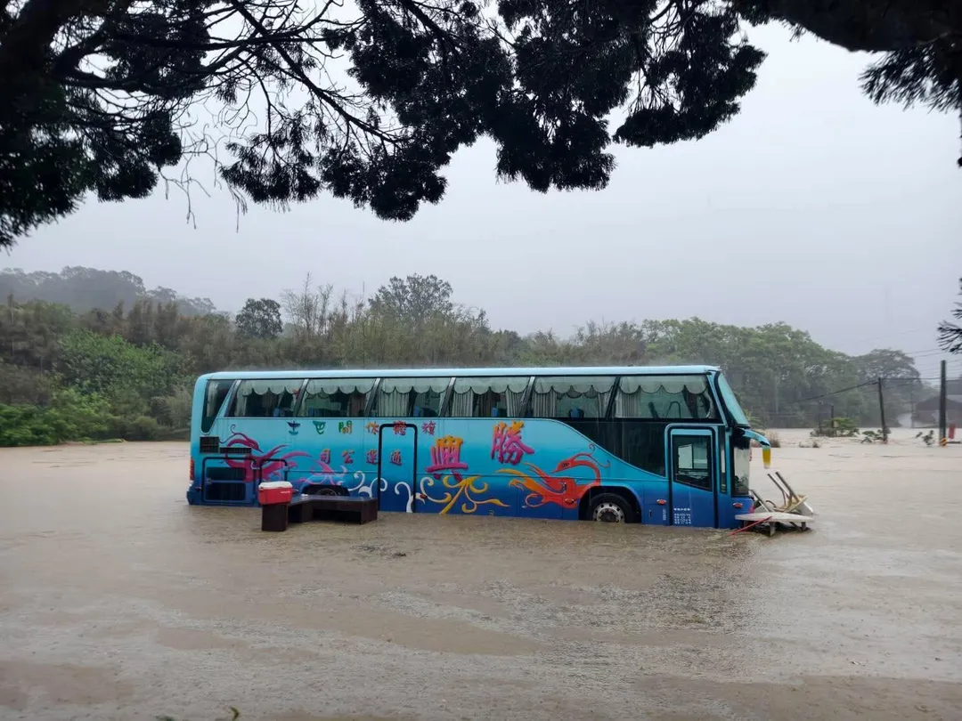 苗栗頭份地區3日因大雨導致積淹水,水位直逼遊覽車的2層,職業大車司機、女網紅「粉圓姐姐」也被波及炎上。(圖/Threads@bao_bao0214授權提供)