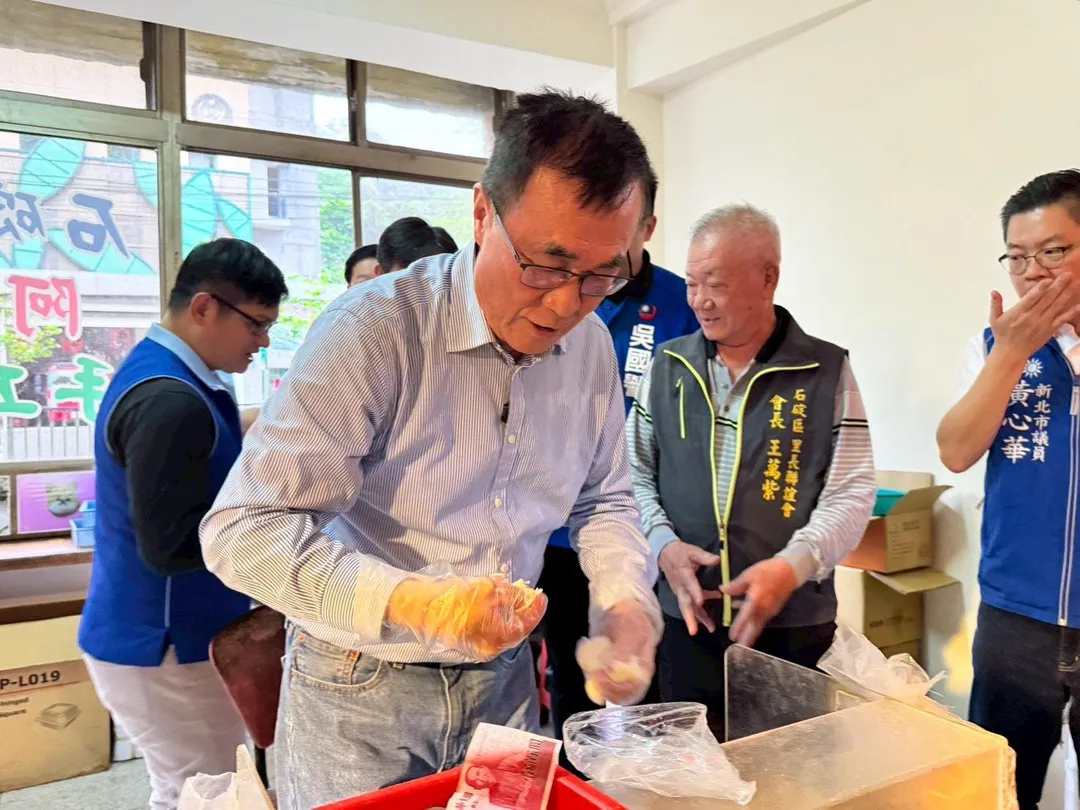 李四川前往石碇老街。（圖/李四川辦公室提供）