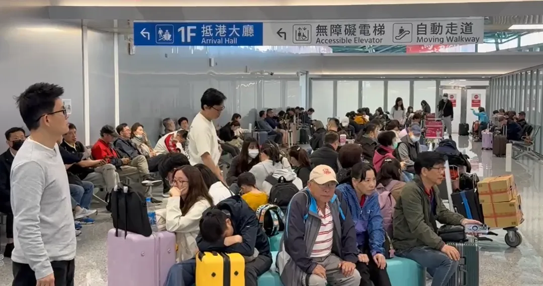 金門地區因濃霧影響,導致海空交通大亂,造成上千名旅客行程受阻。(圖/中天新聞)