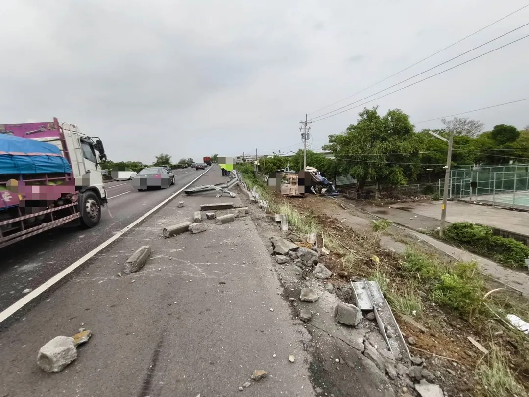 拖板車左前輪突然爆胎，車輛因此失控撞上外側護欄並翻落邊坡。（圖／警方提供）