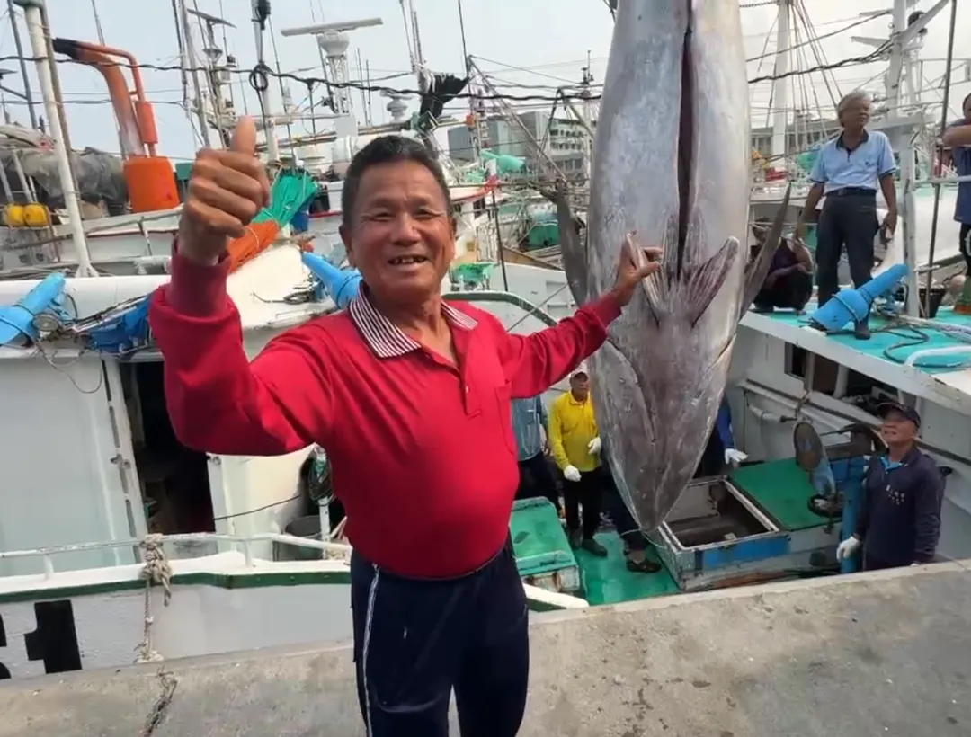 富漁慶2號67歲船長洪福家成為目前捕獲第一鮪的最年長船長。（圖／中天新聞）