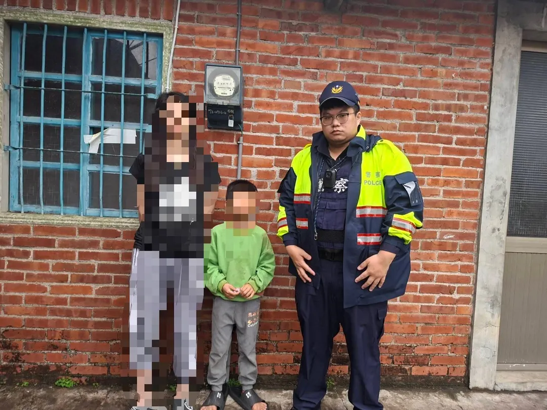 今（6）日上午，一名9歲蘇姓男童獨自出現在國道3號竹林交流道出口匝道路肩，逆向往南徒步行走，被員警在千鈞一髮之際抱離。（圖／警方提供）