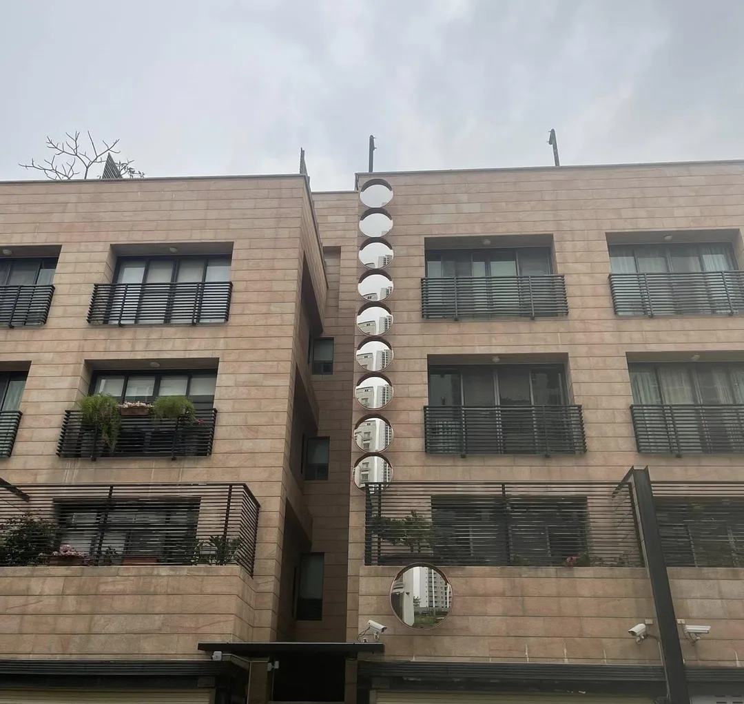 有民眾在台南安平1處建物外看到整排10個凸面鏡，懷疑是要化解「壁刀煞」。（圖／翻攝自Facebook@路上觀察學院）