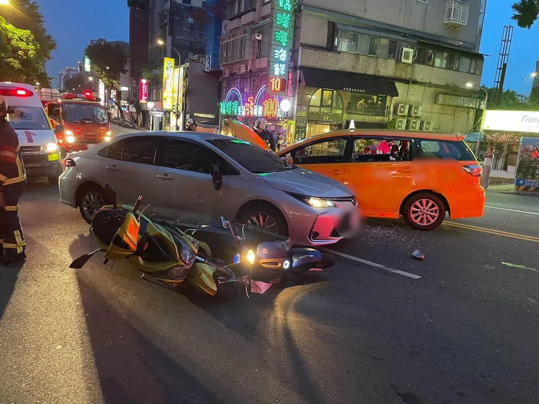 台北市中山區6日晚間6時15分許,新生北路一段與長安東路二段路口發生一起多車連撞事故。(圖/翻攝畫面)