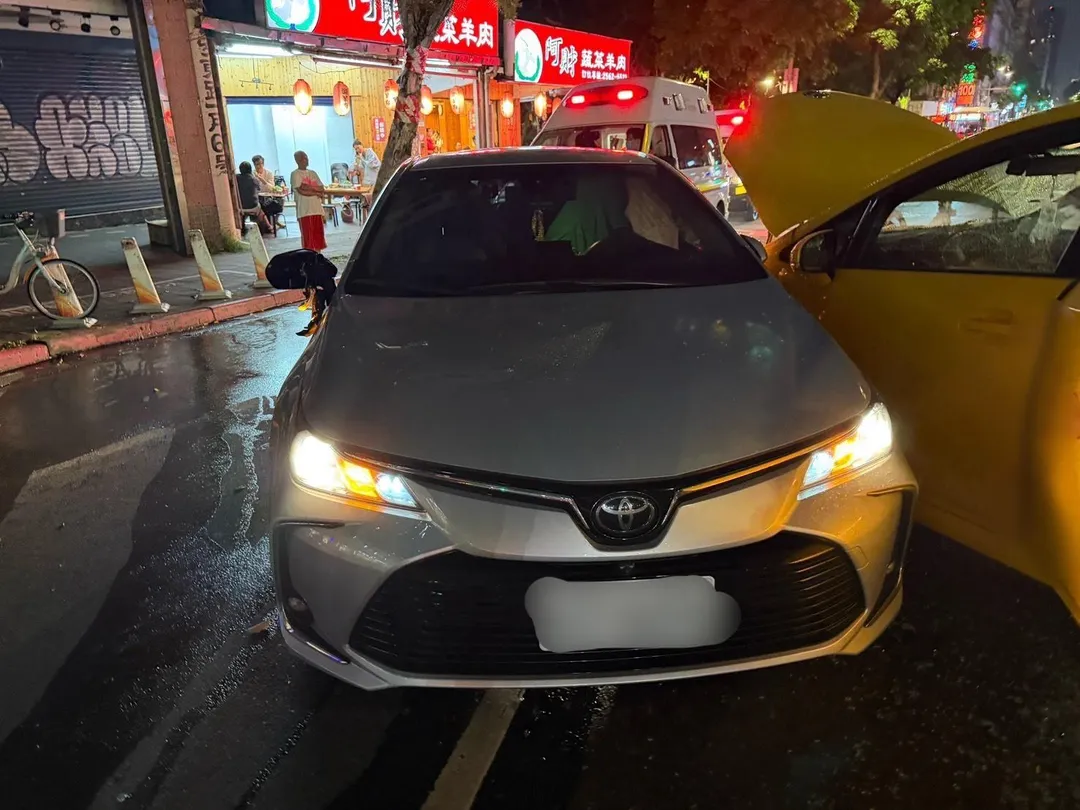 台北市中山區6日晚間6時15分許,新生北路一段與長安東路二段路口發生一起多車連撞事故。(圖/翻攝畫面)