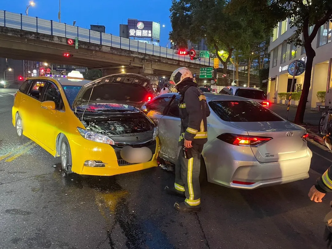 台北市中山區6日晚間6時15分許,新生北路一段與長安東路二段路口發生一起多車連撞事故。(圖/翻攝畫面)