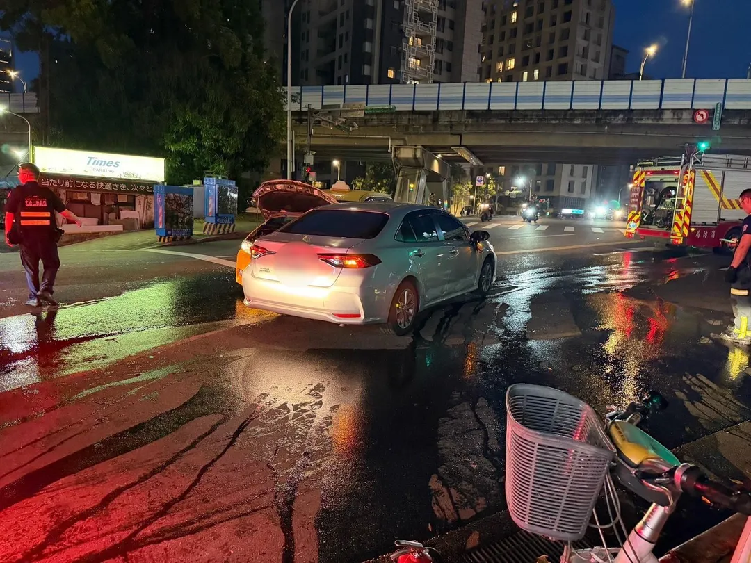 台北市中山區6日晚間6時15分許,新生北路一段與長安東路二段路口發生一起多車連撞事故。(圖/翻攝畫面)
