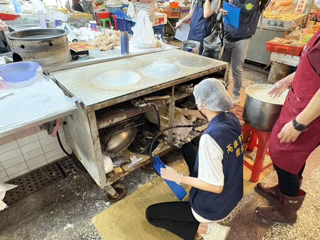 高雄正義市場春捲攤爆發大規模集體食物中毒事件，截至今年4月6日上午，已有10家醫療院所通報共134人出現腹瀉、嘔吐等腸胃不適症狀，其中29人需住院治療。（圖／高雄市衛生局）