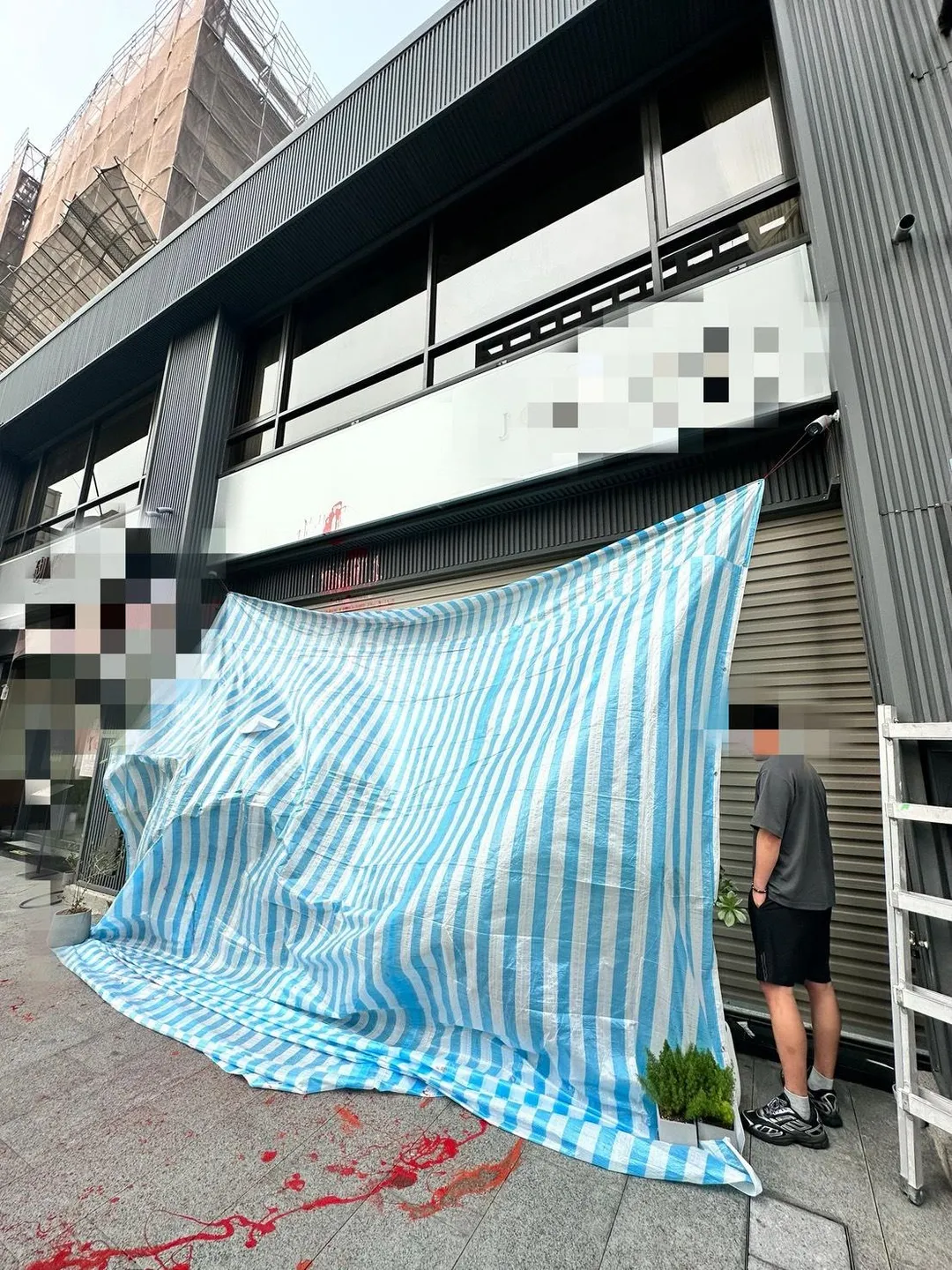 嫌犯潑漆畫面。（圖／翻攝畫面）