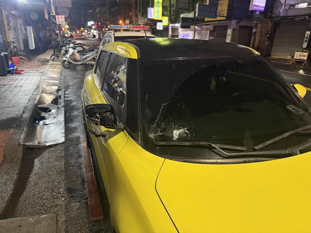 無辜被砸的自小客車。（圖／中天新聞）