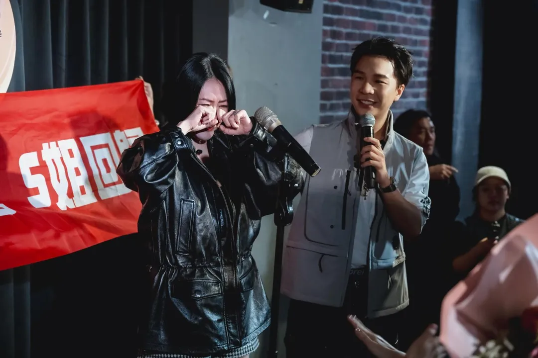 小S(左)哽咽到無法說話。(圖/翻攝小姐不熙娣 臉書)