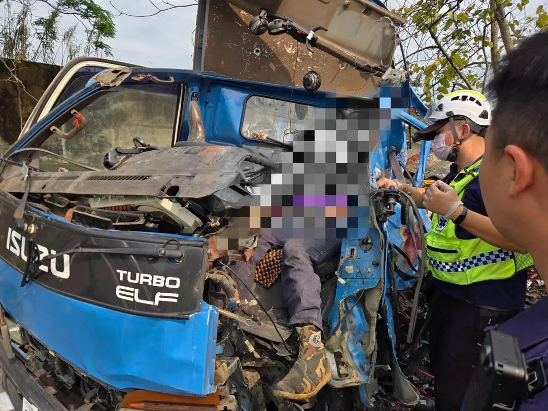 楊姓小貨車駕駛被救出時已經沒有生命跡象，送醫搶救仍宣告不治。（圖／中天新聞）
