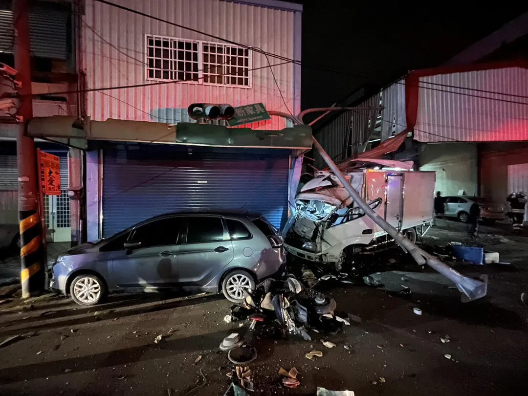 頭份警分局亦呼籲駕駛人應隨時注意車前狀況並放慢車速,以維護自身及他人的用路安全。(圖/警方提供)