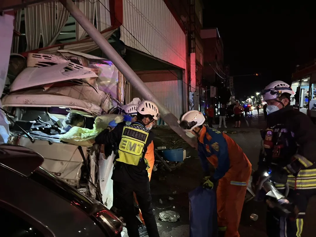 苗栗縣頭份市一輛物流車疑因疲勞駕駛失控,沿途擦撞路旁停放的2輛汽車後,猛烈撞上號誌燈桿。(圖/警方提供)