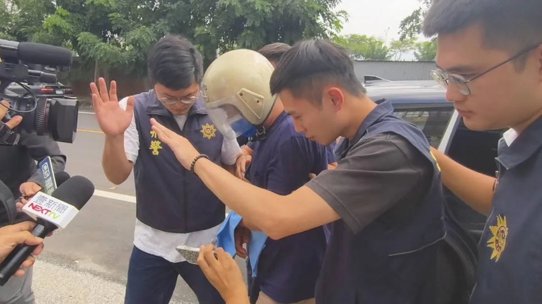 邱嫌犯案後被警方上銬帶回偵訊。(圖/資料畫面)